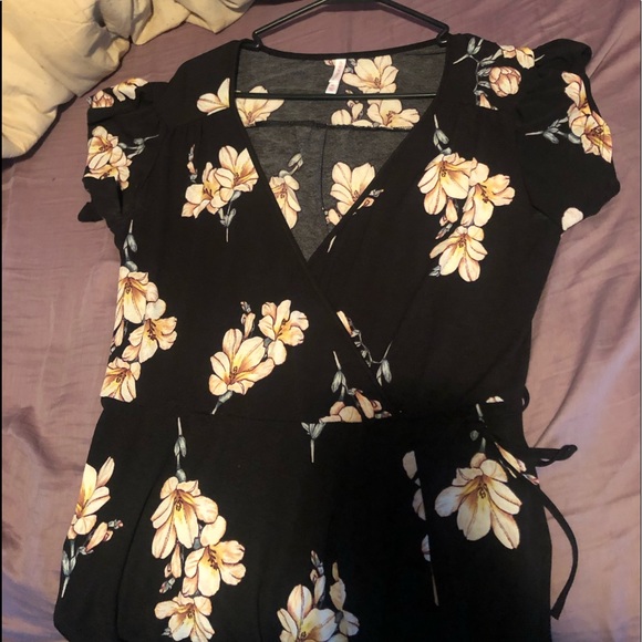 I’m Selling A Black & White Dress. Good For Events - Picture 1 of 4